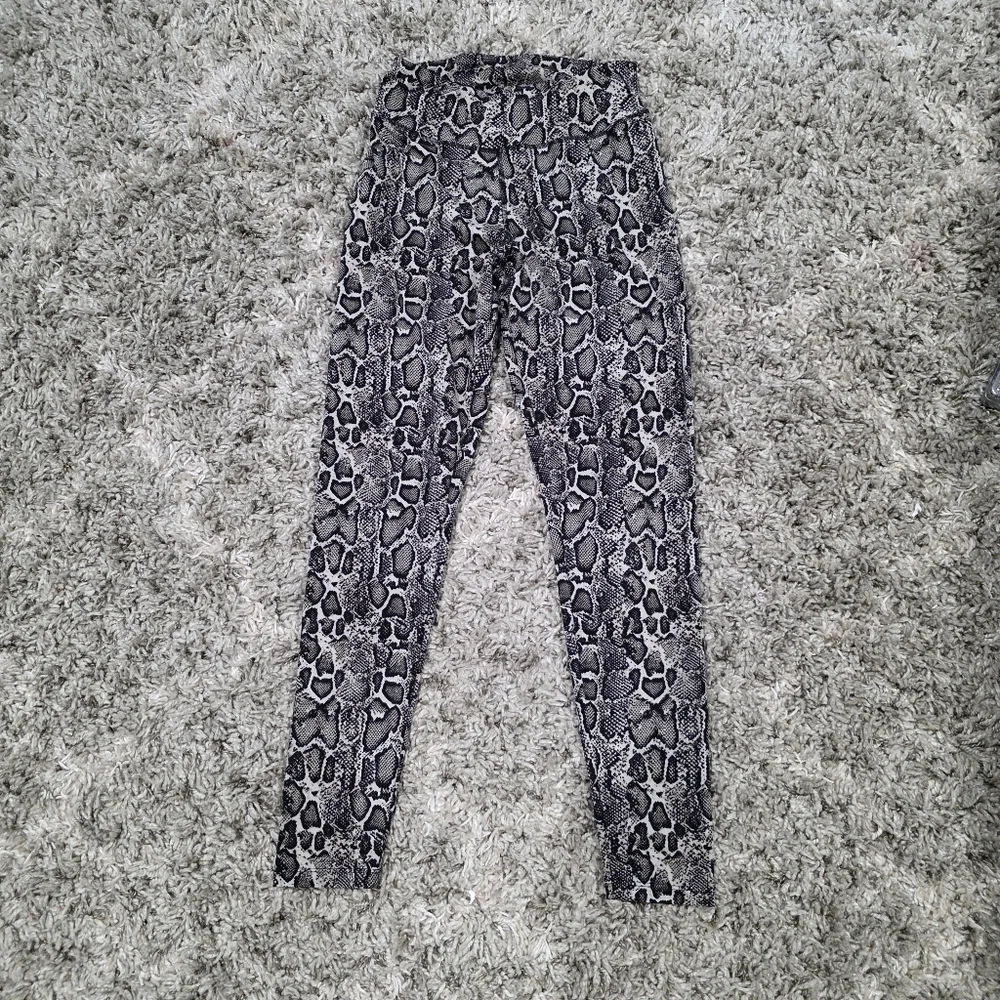 AQ-SPORT 2 Piece Animal Print Athletic Set Size Medium - Picture 4 of 7